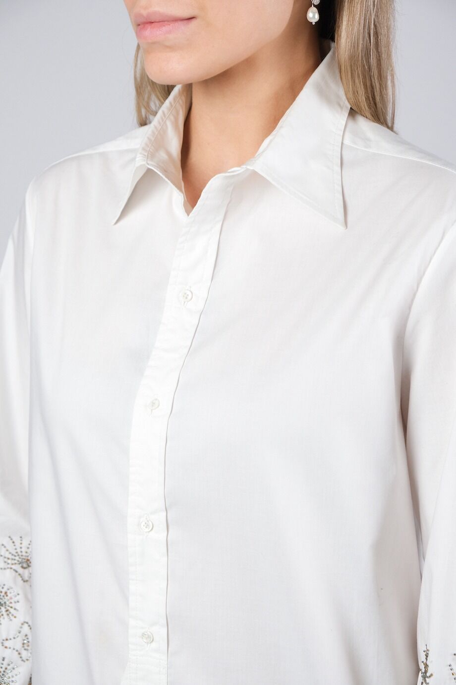 image 4 Платье-рубашка белого цвета с декором из бисера