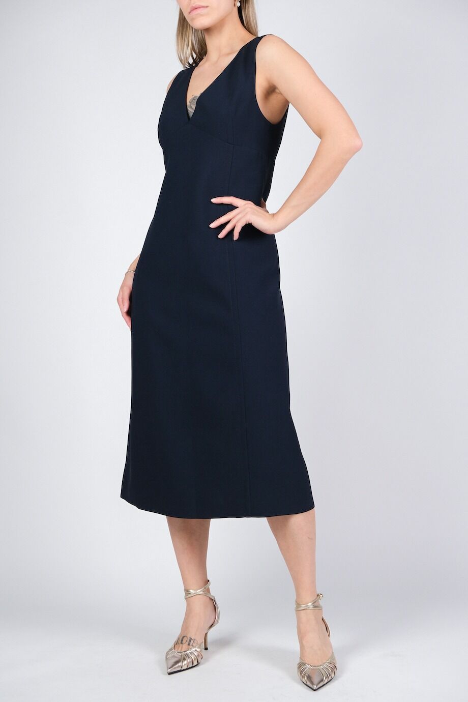 image 2 Платье темно-синего цвета без рукавов со шлицей