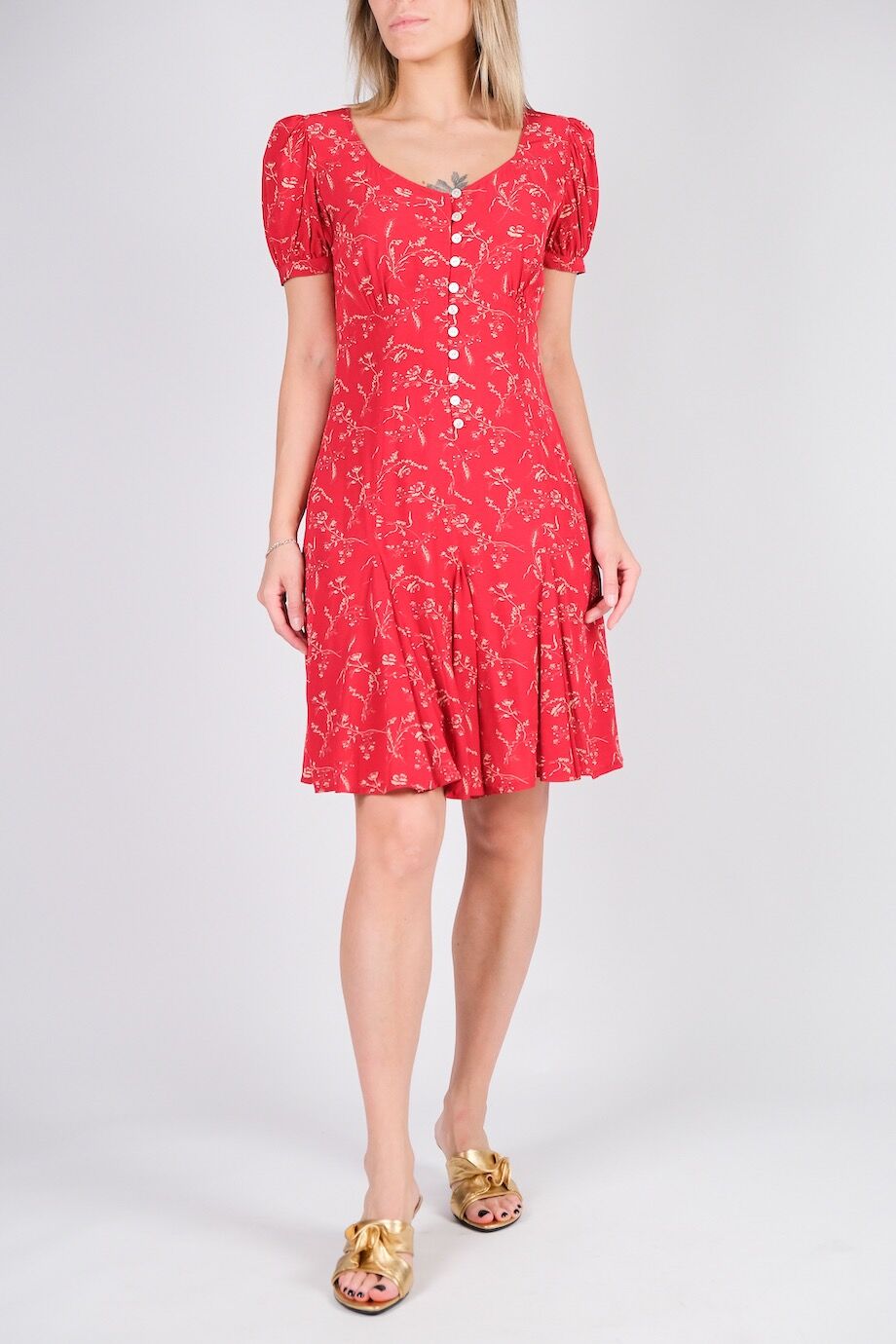 image 1 Платье красного цвета на пуговицах с цветочным принтом