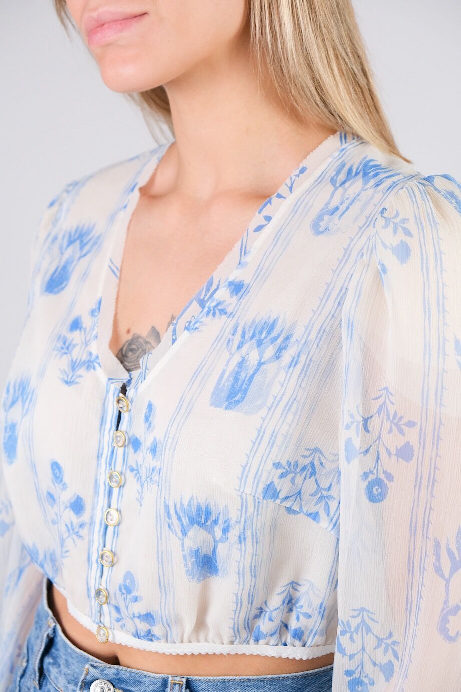 image 4 Укороченная  блуза молочного цвета с принтом