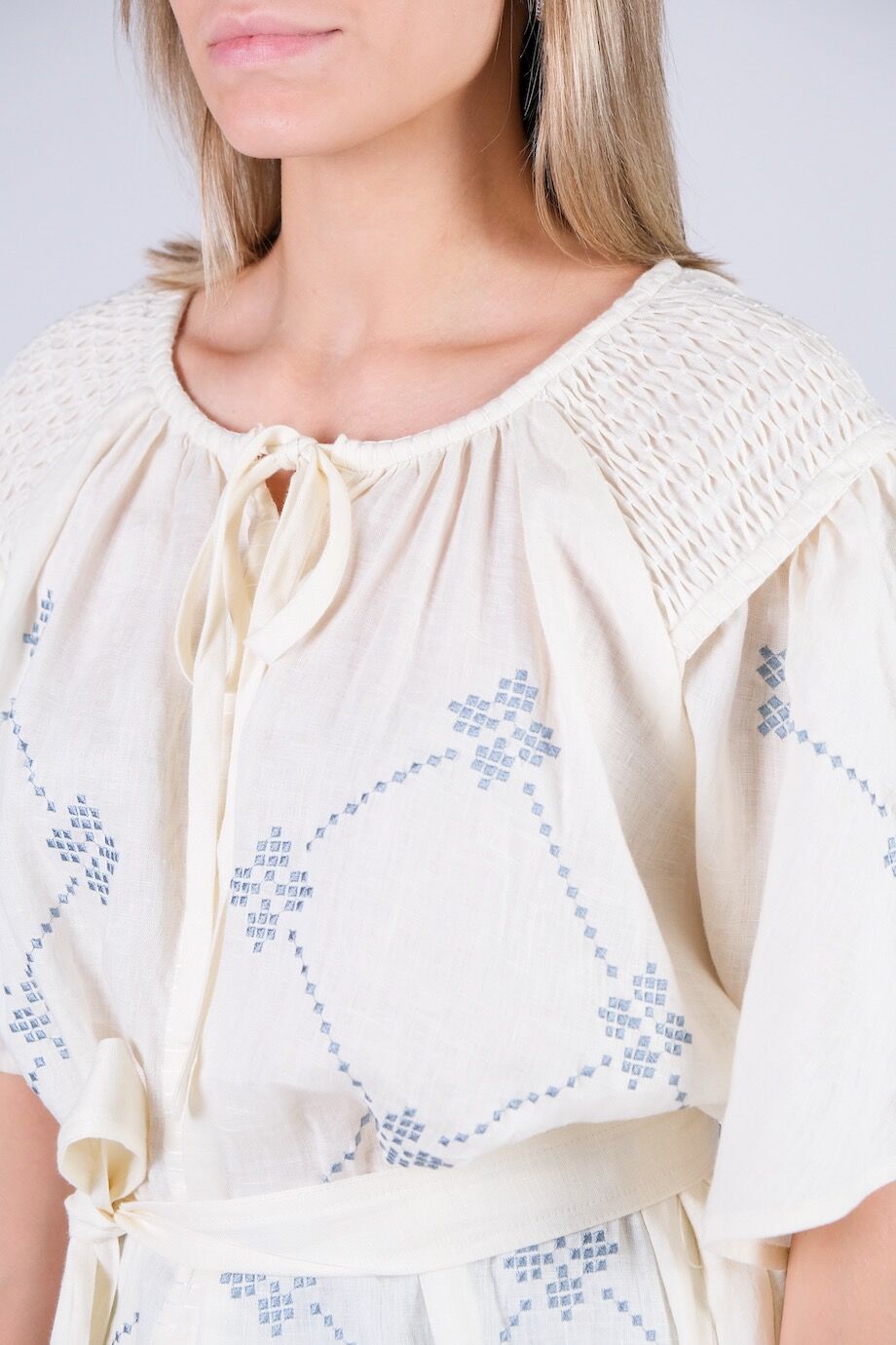 image 4 Льняная блуза молочного цвета с поясом