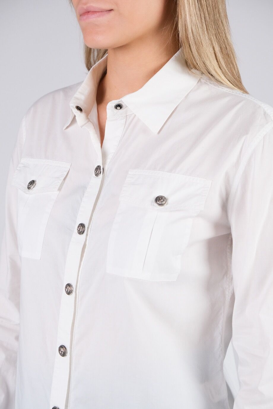 image 4 Рубашка белого цвета на кнопках