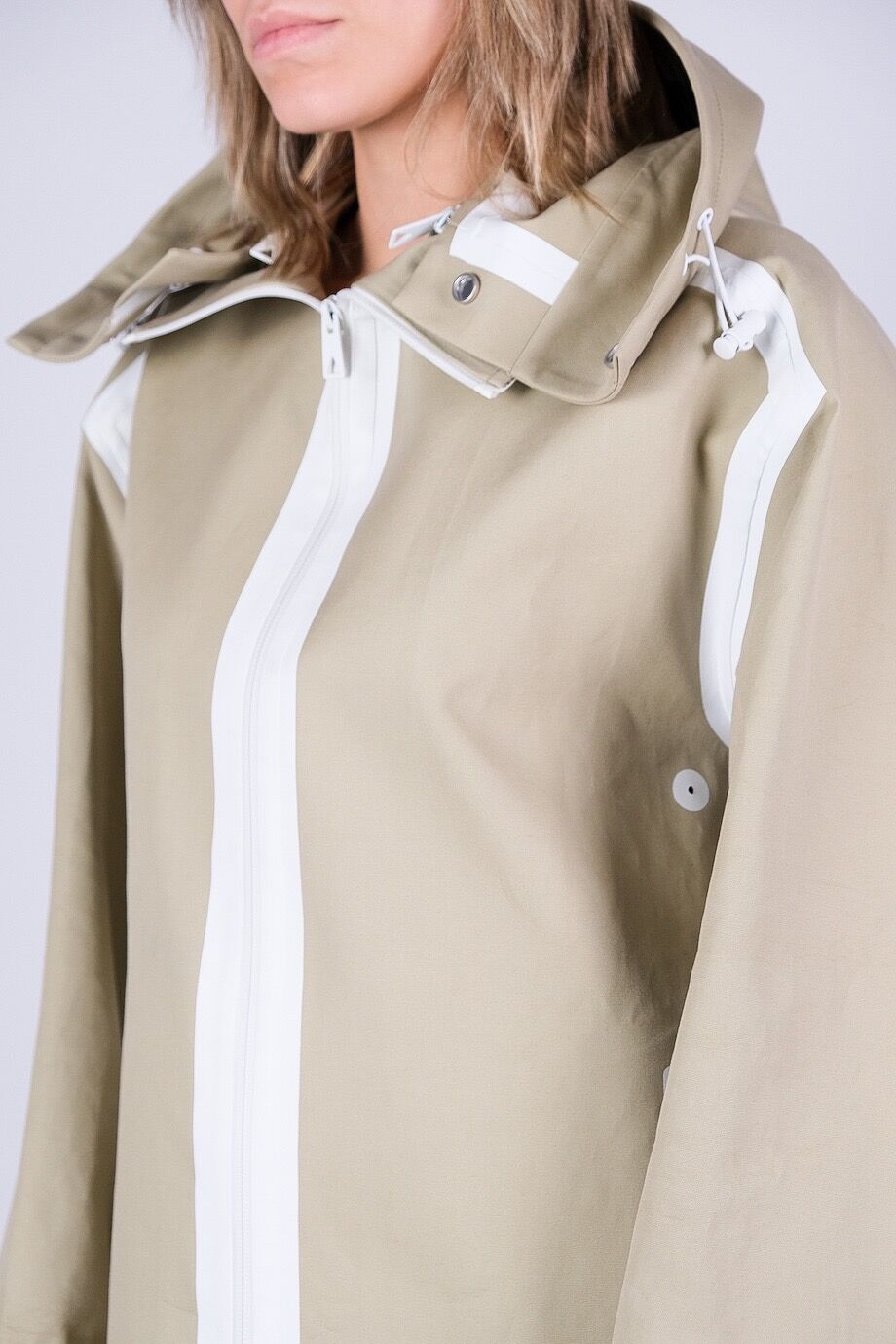 image 4 Плащ бежевого цвета с белым кантом