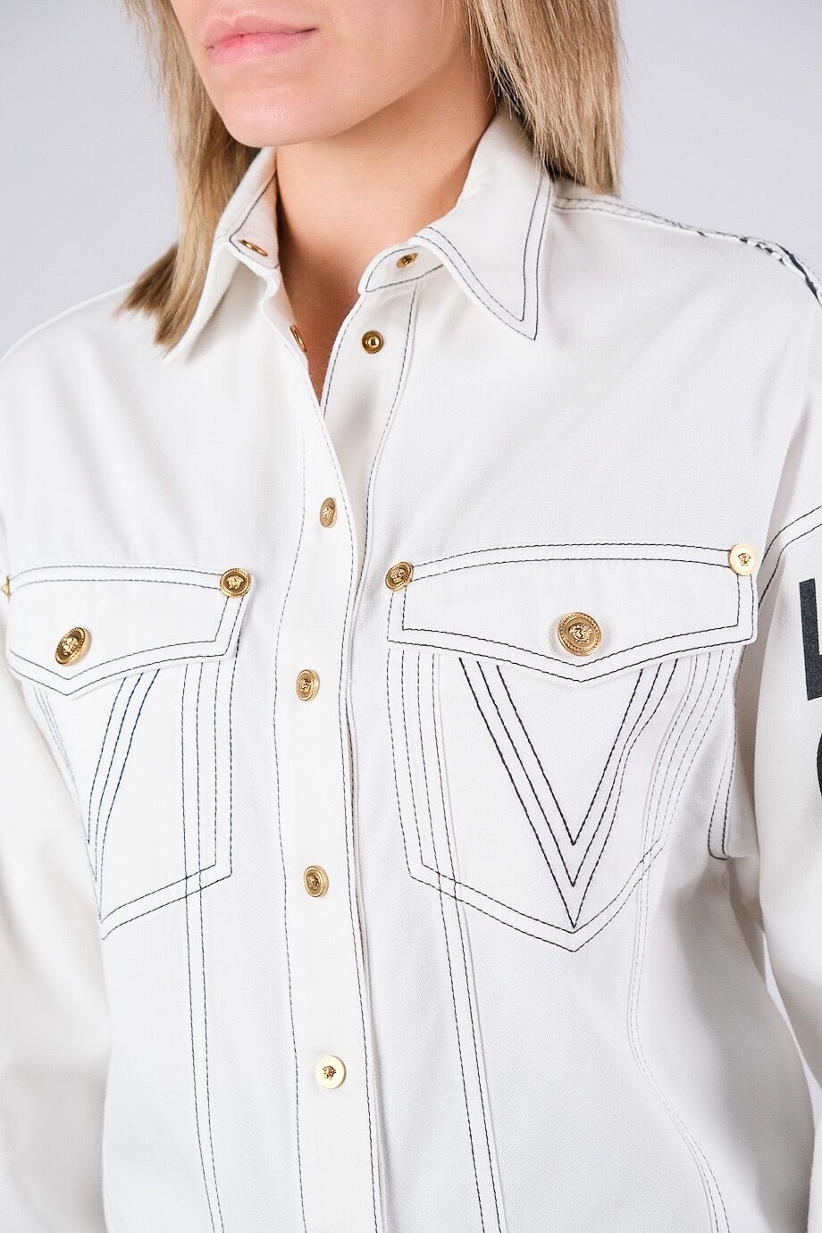 image 4 Джинсовая рубашка белого цвета с контрастной отстрочкой