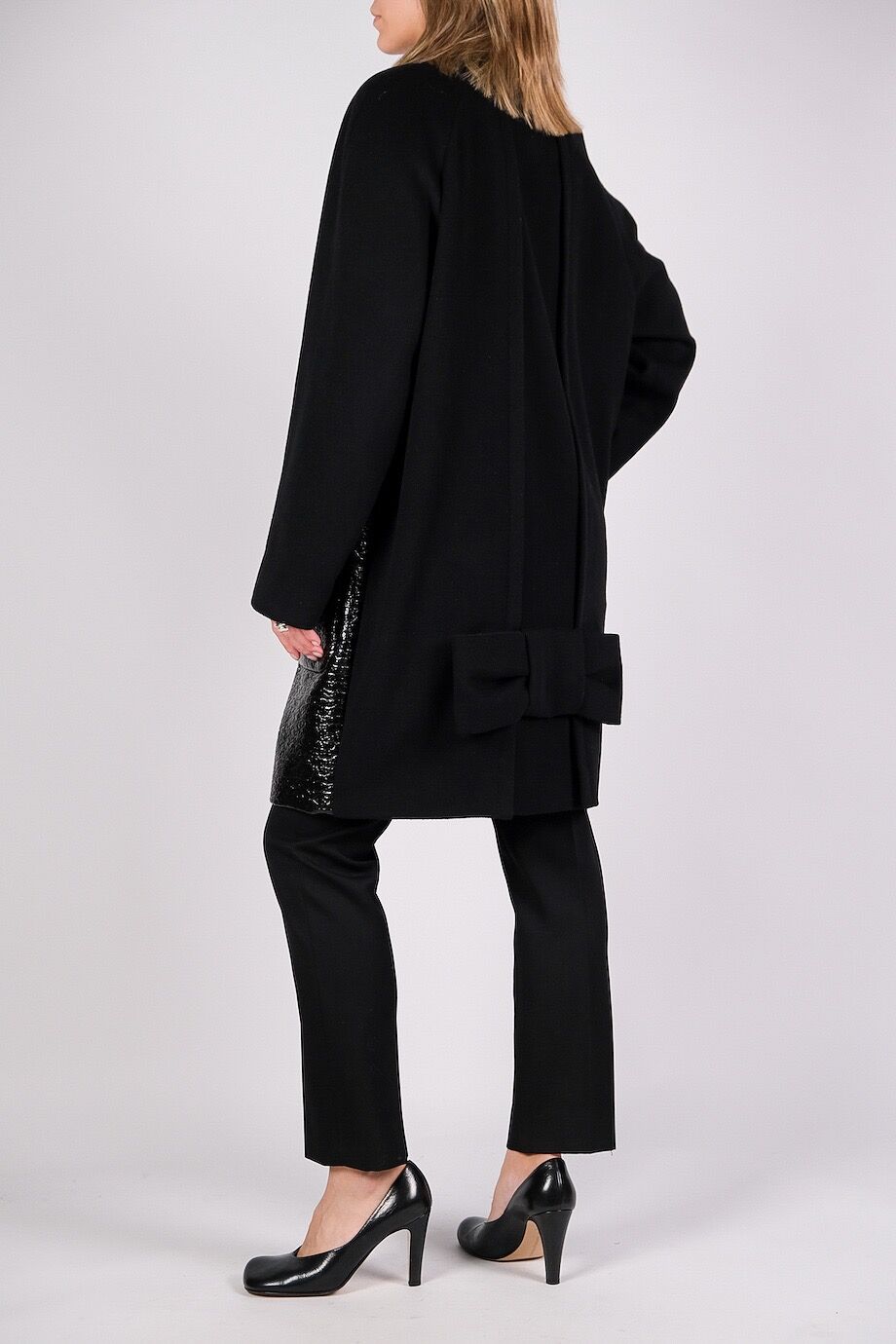image 3 Пальто черного цвета с лаковой вставкой