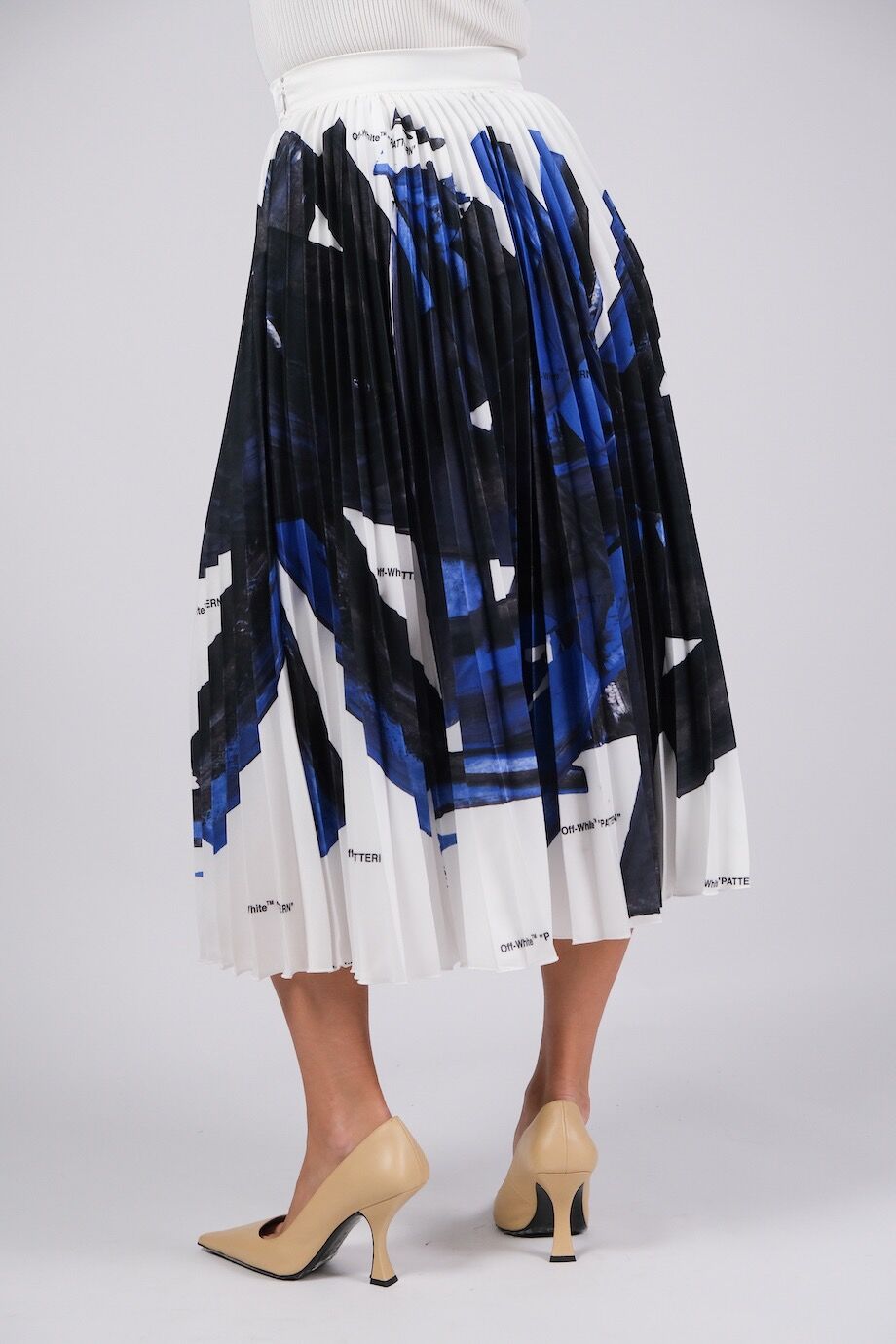 image 4 Шелковая юбка плиссе сине-белой расцветки с надписями