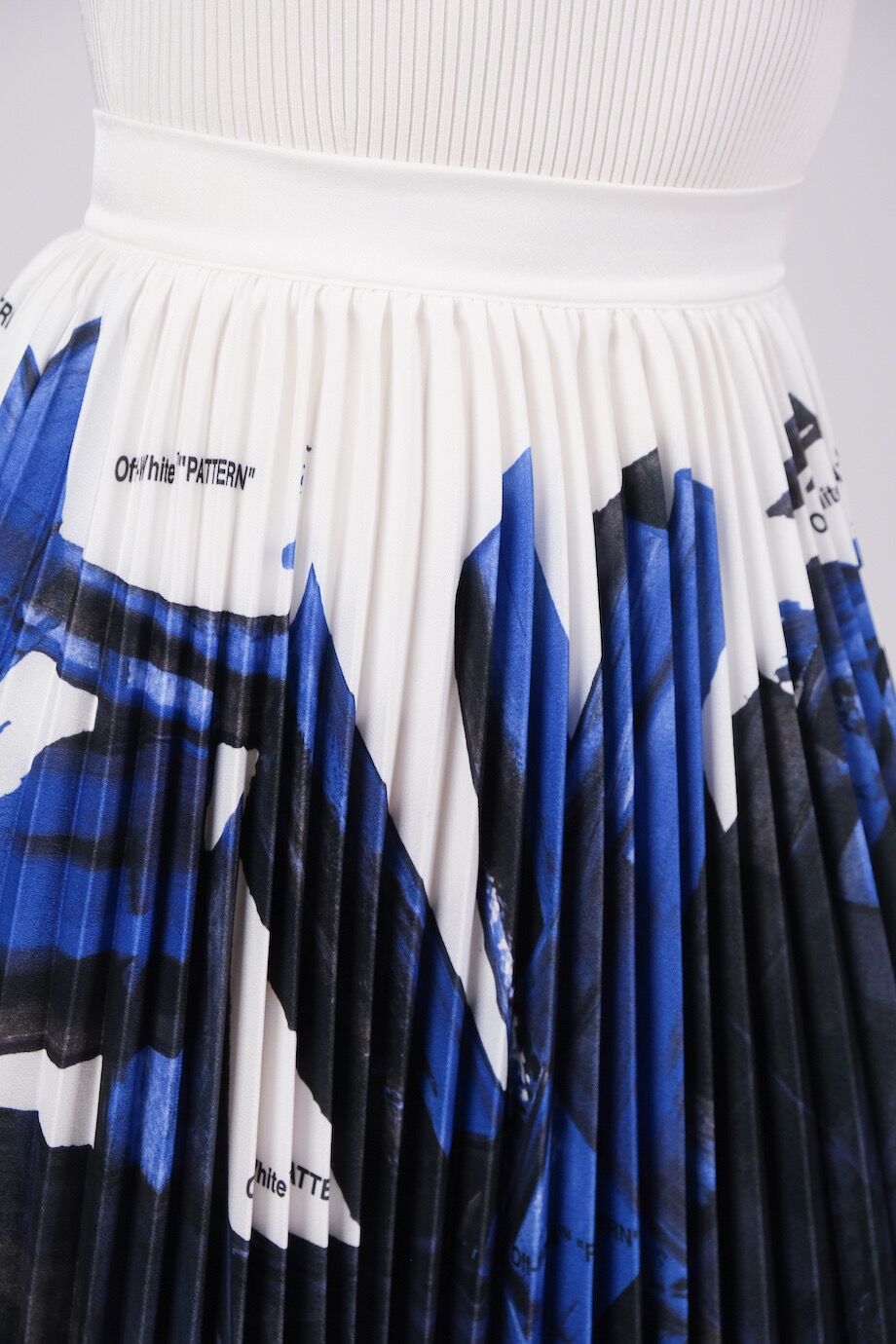 image 5 Шелковая юбка плиссе сине-белой расцветки с надписями