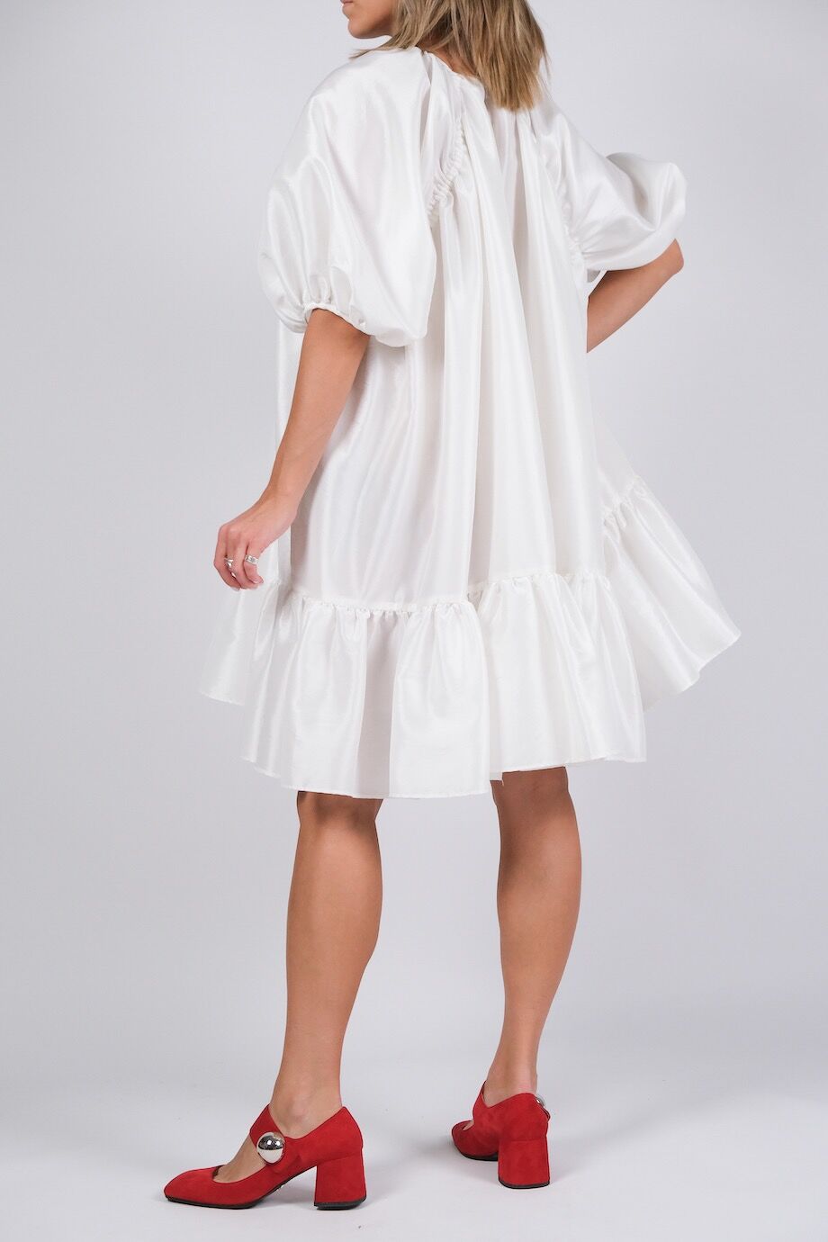 image 3 Платье белого цвета с пышными рукавами
