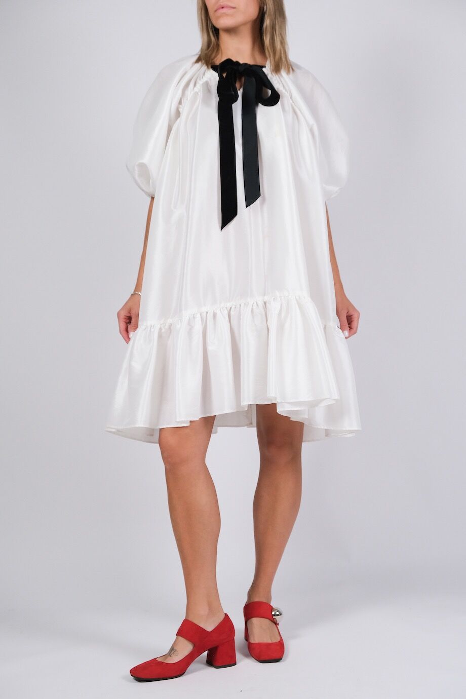 image 1 Платье белого цвета с пышными рукавами