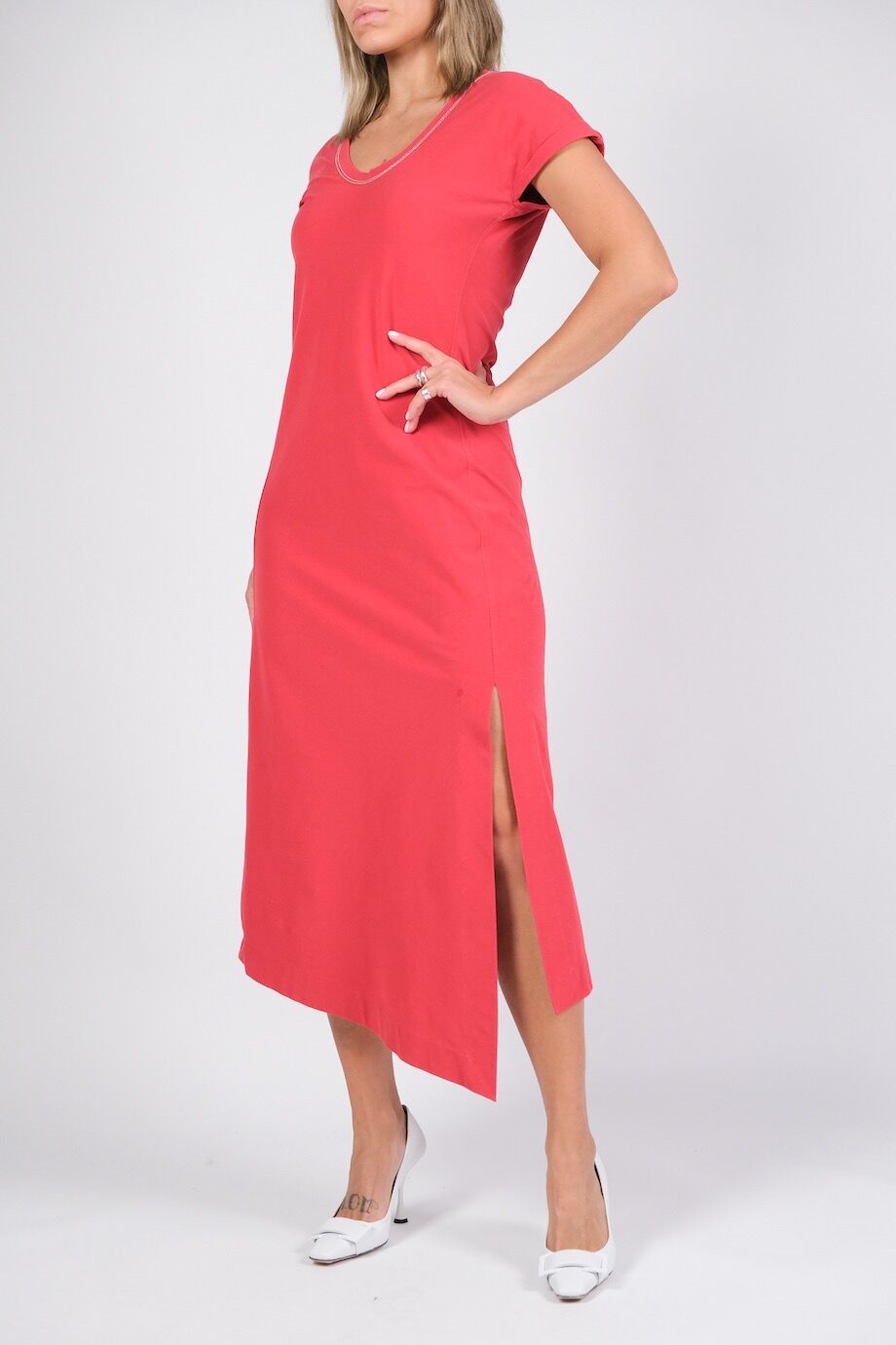 image 2 Платье красного цвета с разрезом спереди