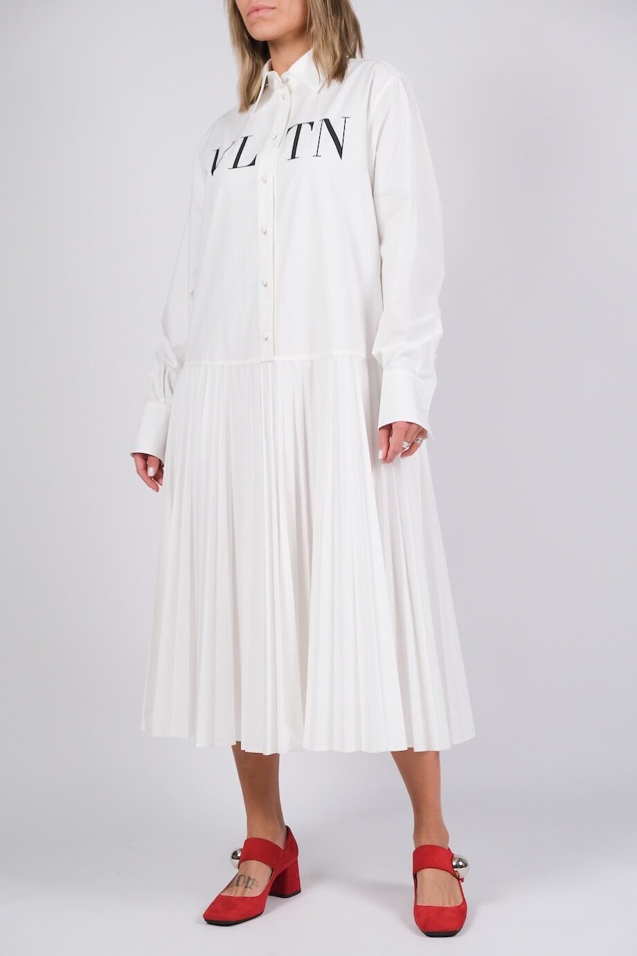 image 2 Платье белого цвета с юбкой плиссе и принтом