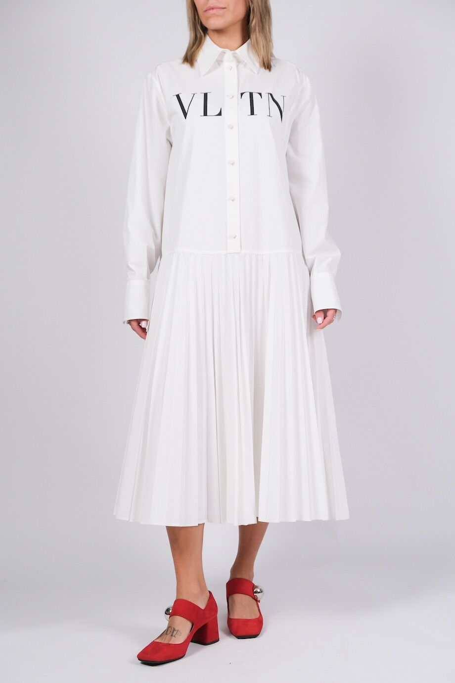 image 1 Платье белого цвета с юбкой плиссе и принтом