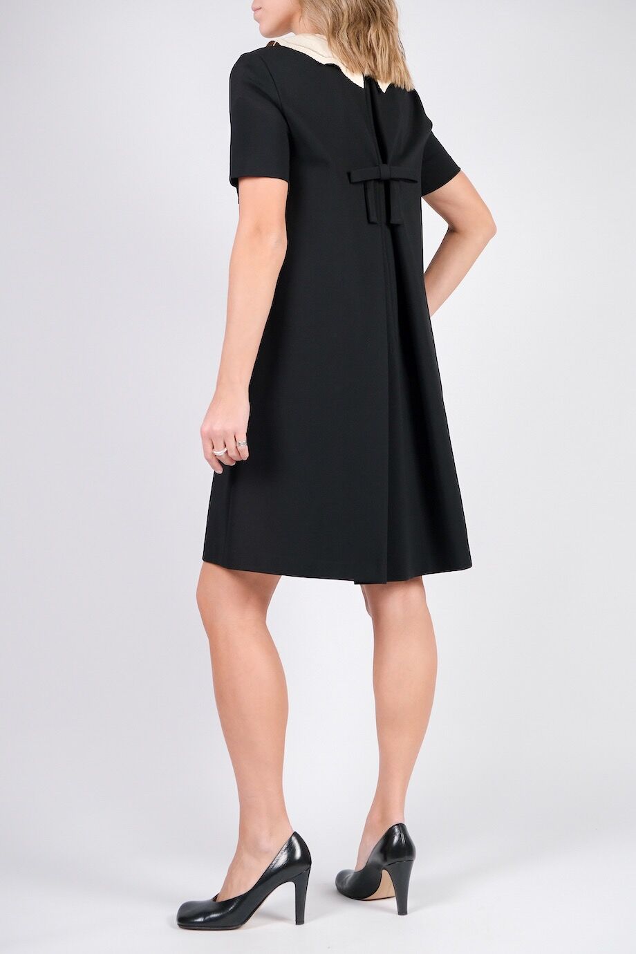 image 3 Платье чёрного цвета со светлым  воротничком