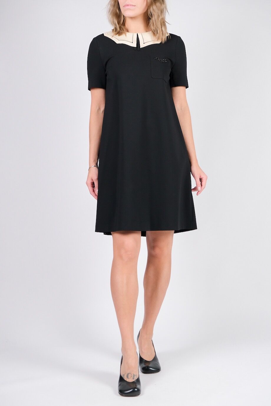 image 1 Платье чёрного цвета со светлым  воротничком