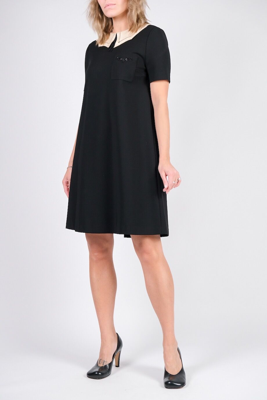 image 2 Платье чёрного цвета со светлым  воротничком