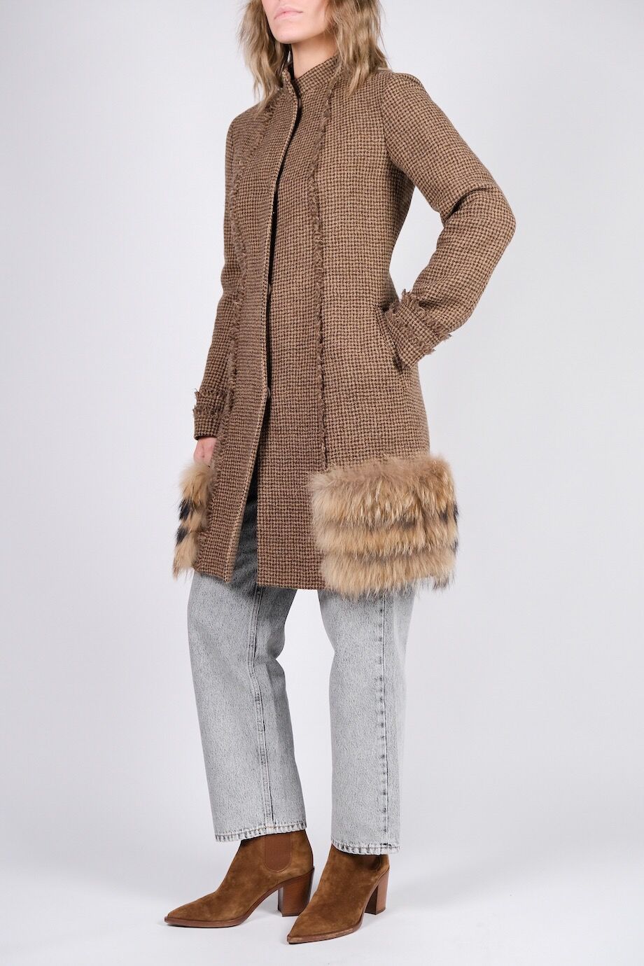 image 2 Пальто коричневого цвета с меховой вставкой