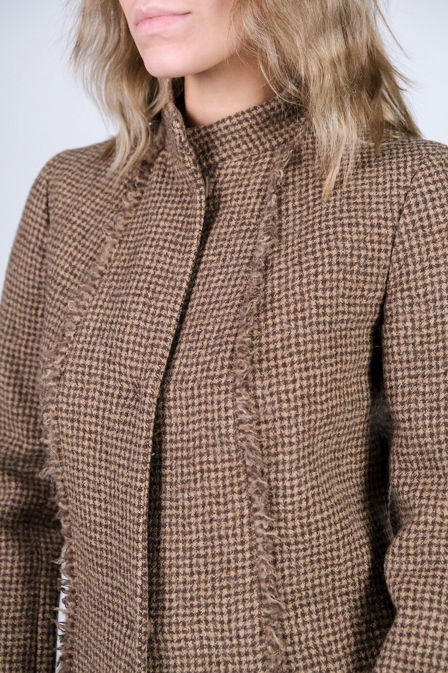 image 4 Пальто коричневого цвета с меховой вставкой