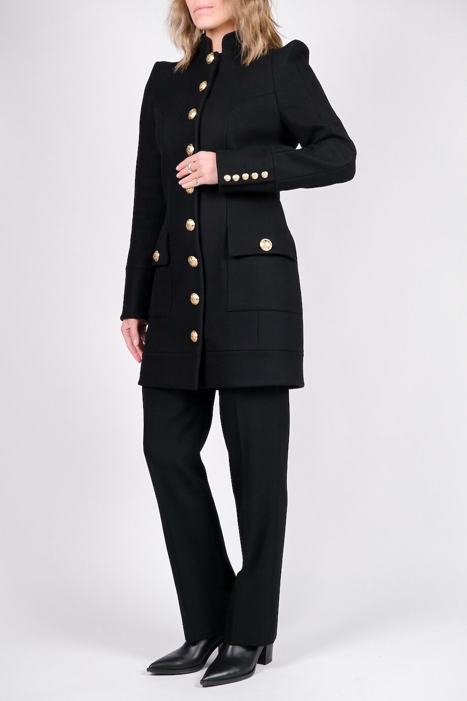 image 2 Пальто черного цвета с воротником-стойкой и золотыми пуговицами