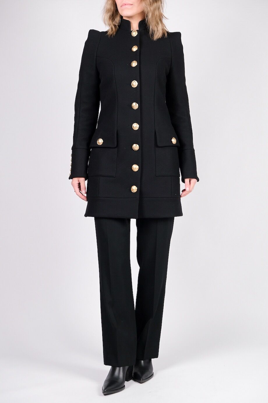 image 1 Пальто черного цвета с воротником-стойкой и золотыми пуговицами