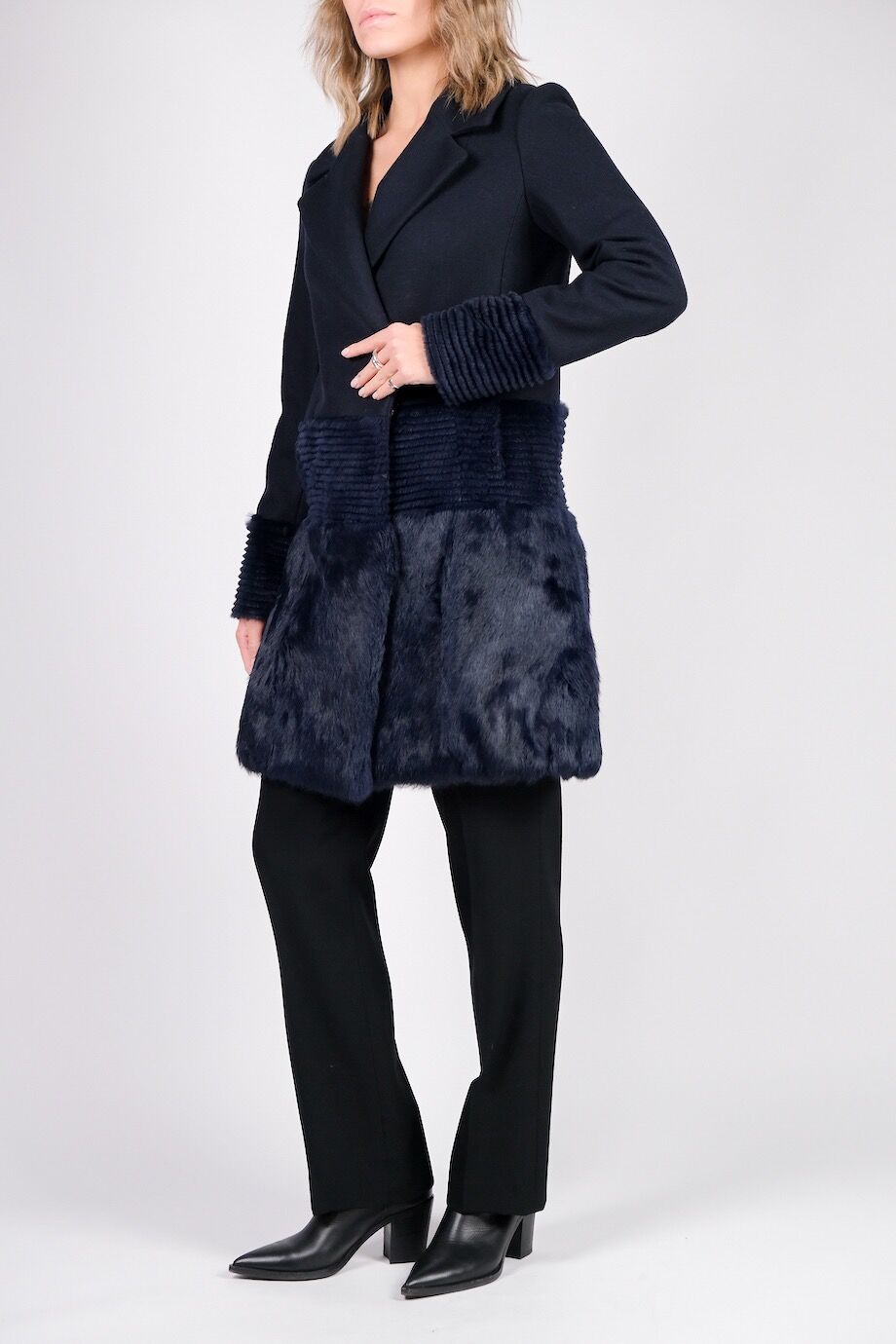 image 2 Пальто с меховой отделкой темно-синего цвета