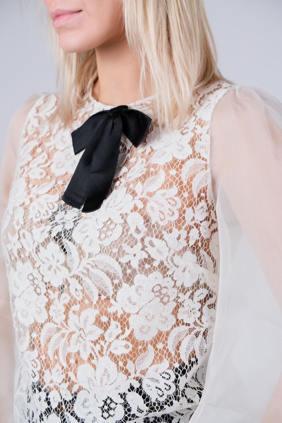 image 4 Комбинированная блуза кремового цвета с черным бантом