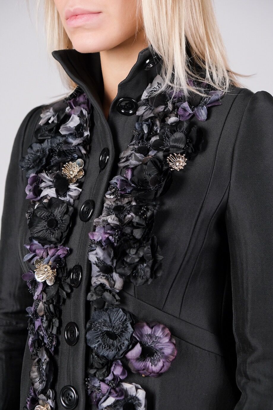 image 4 Пальто черного цвета с декором из цветов