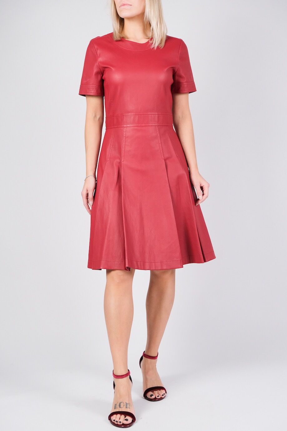 image 1 Кожаное платье красного цвета с коротким рукавом