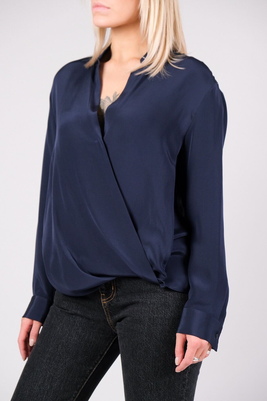 image 2 Шелковая блуза синего цвет на запах