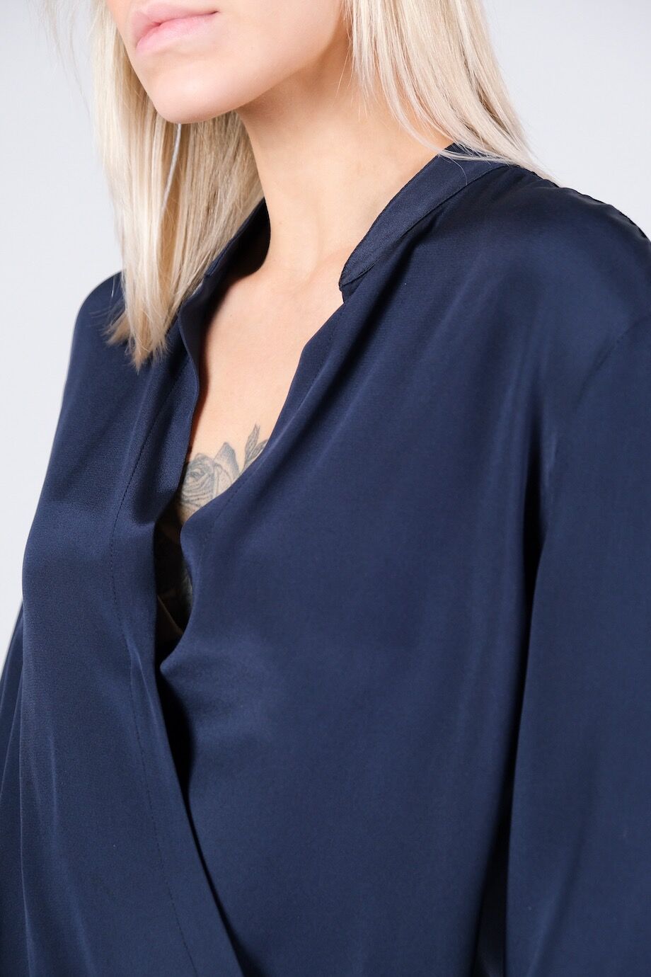 image 4 Шелковая блуза синего цвет на запах