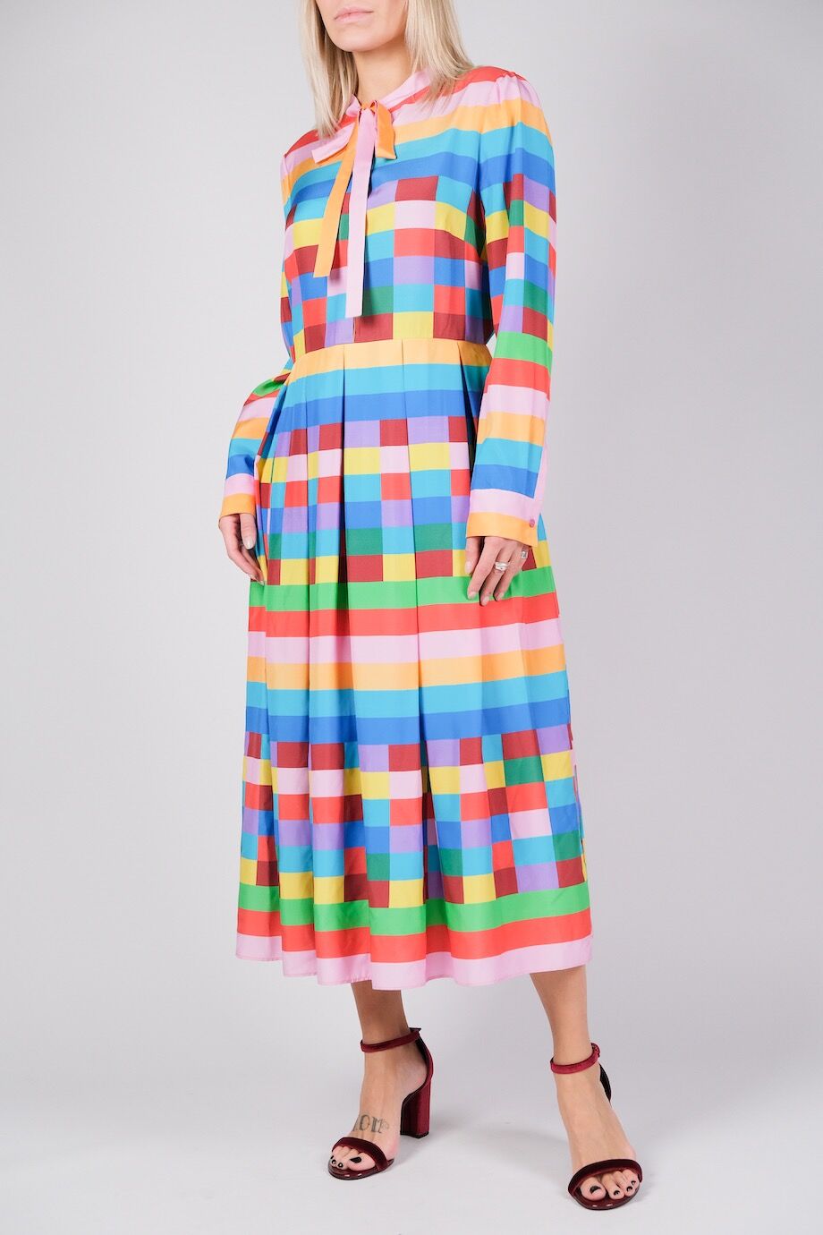 image 2 Шелковое разноцветное платье с длинным рукавом