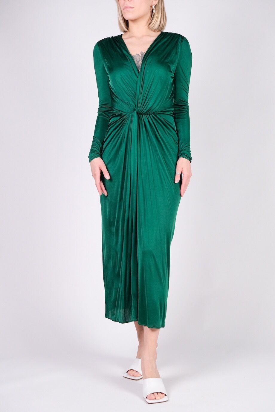 image 1 Платье изумрудного цвета с драпировкой и глубоким вырезом