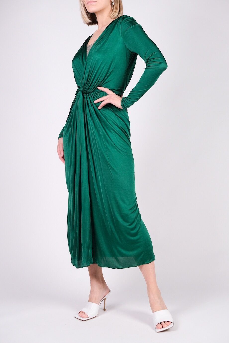 image 2 Платье изумрудного цвета с драпировкой и глубоким вырезом