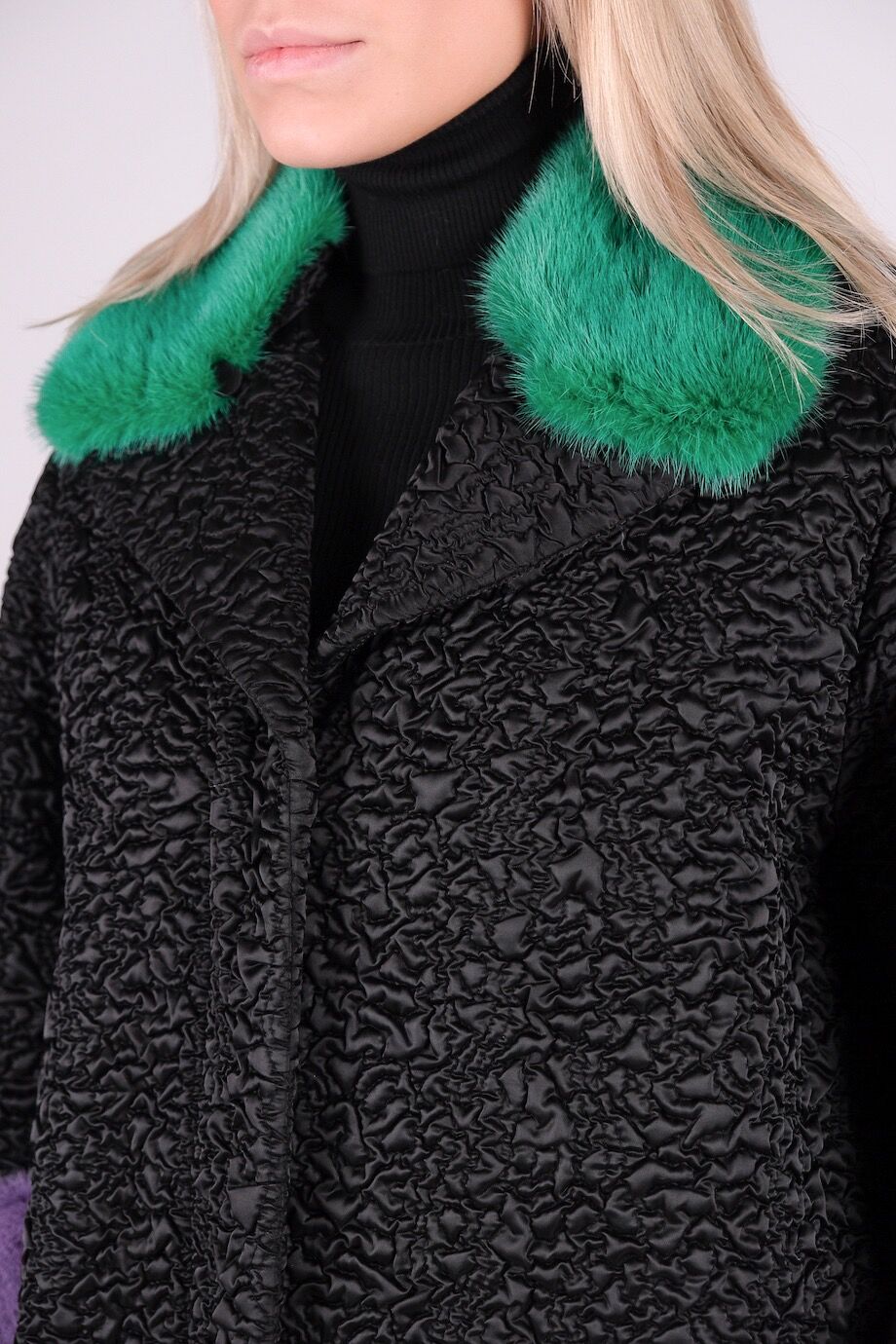 image 6 Пальто черного цвета с утепленным подкладом и меховой отделкой