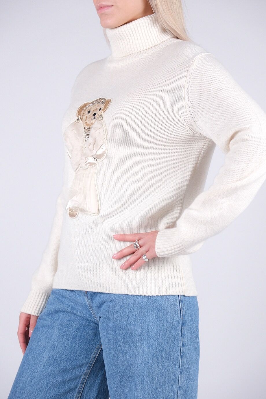 image 2 Кашемировый свитер молочного цвета с высоким горлом с медведем