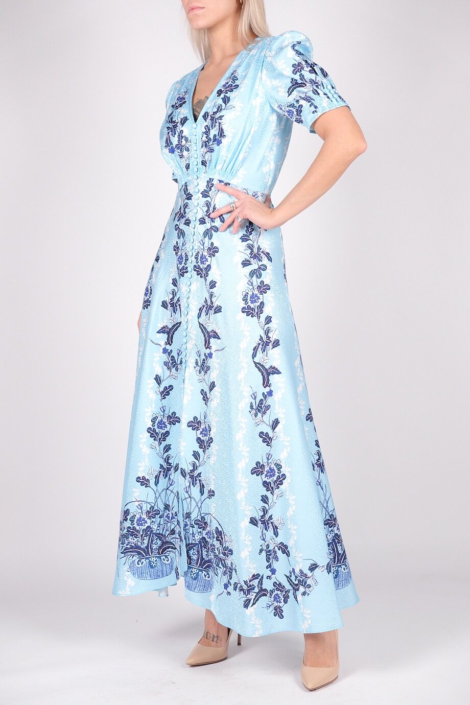 image 2 Шелковое платье голубого цвета с цветочным принтом