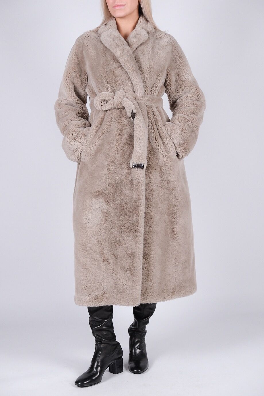 image 1 Пальто из искусственного меха серого цвета с поясом