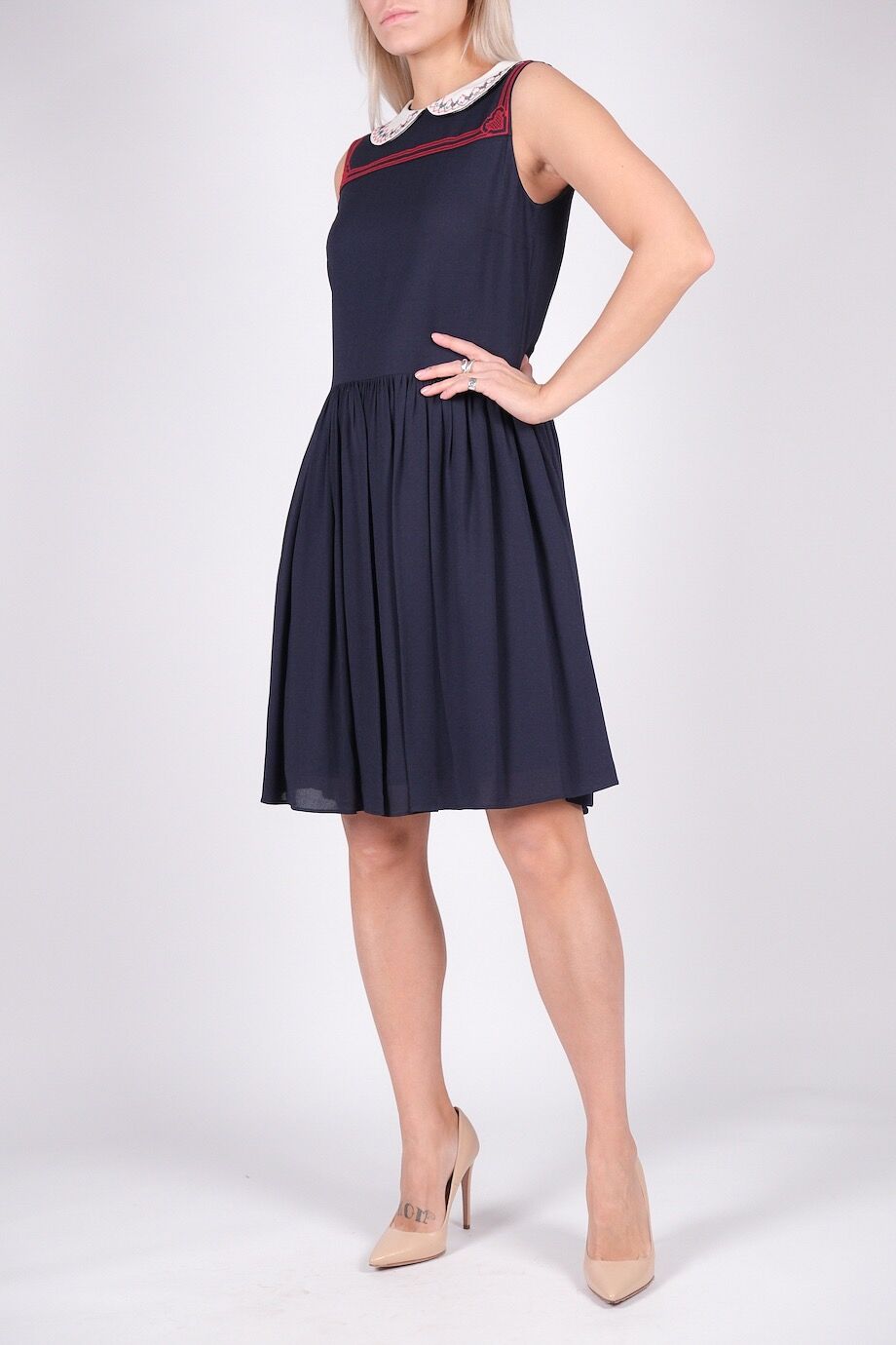 image 2 Платье темно-синего цвета с белым воротником и вышивкой