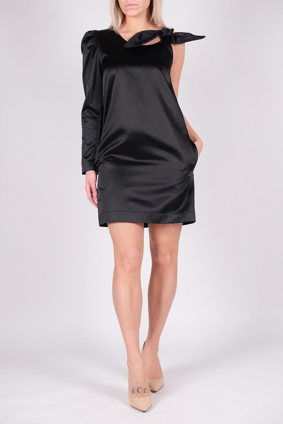 image 1 Атласное платье черного цвета с узлом на плече