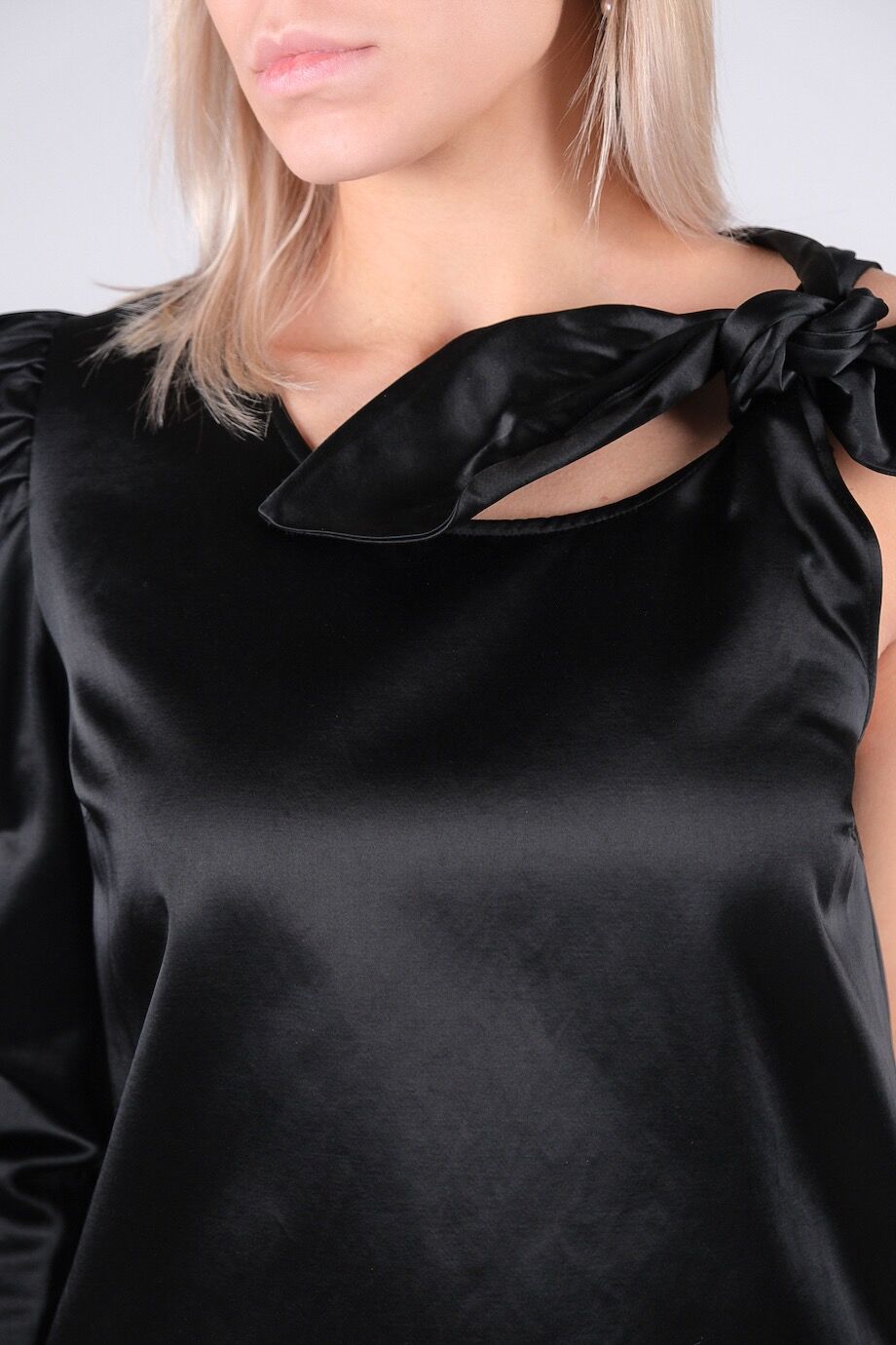 image 4 Атласное платье черного цвета с узлом на плече