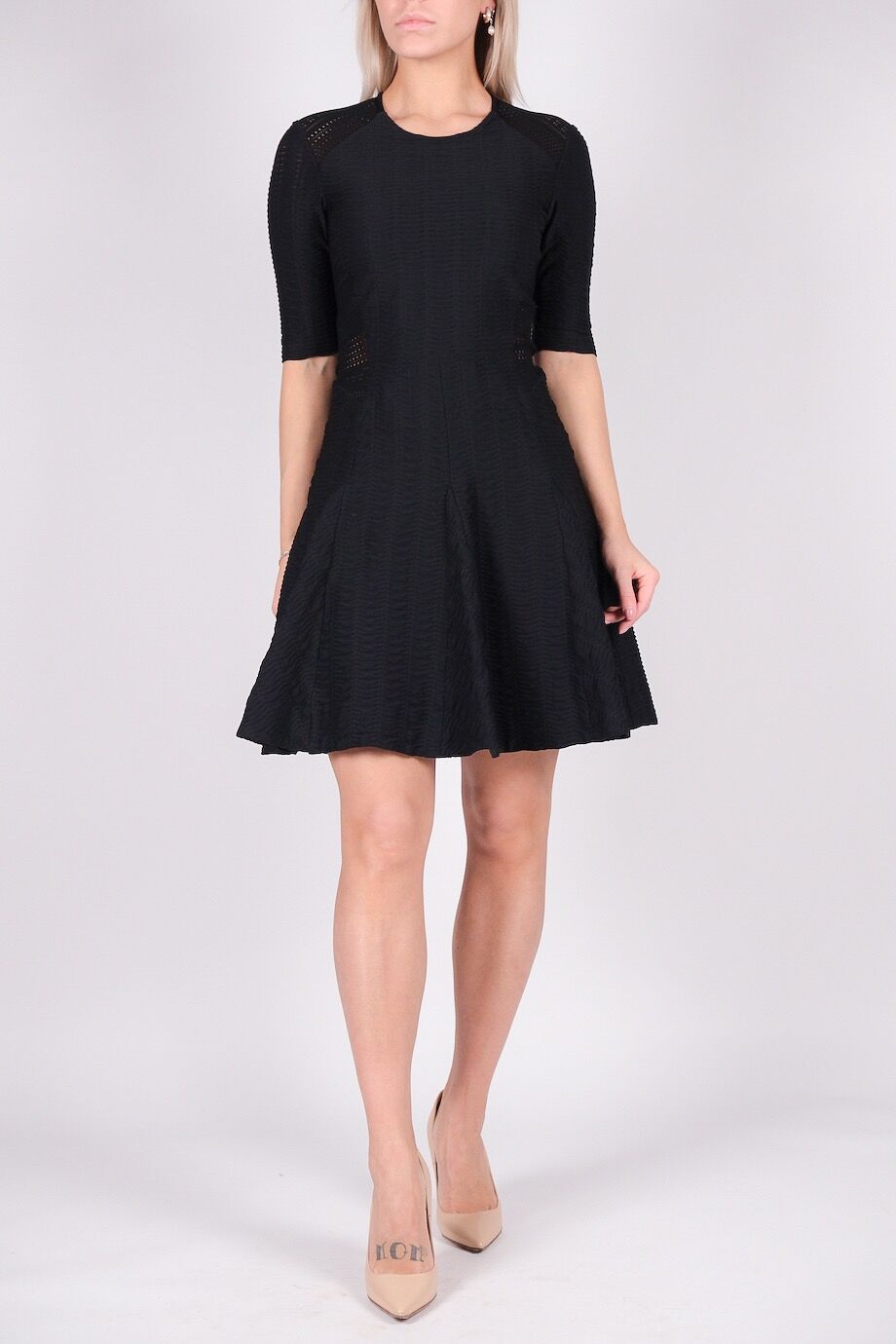 image 1 Платье черного цвета с перфорацией