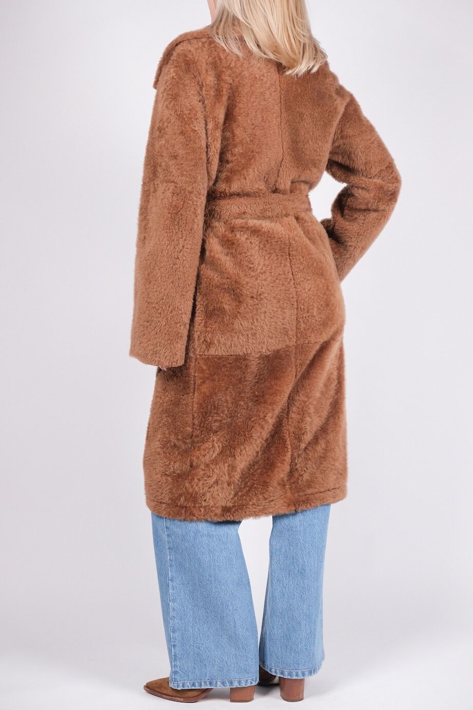 image 3 Меховое пальто коричневого цвета с поясом