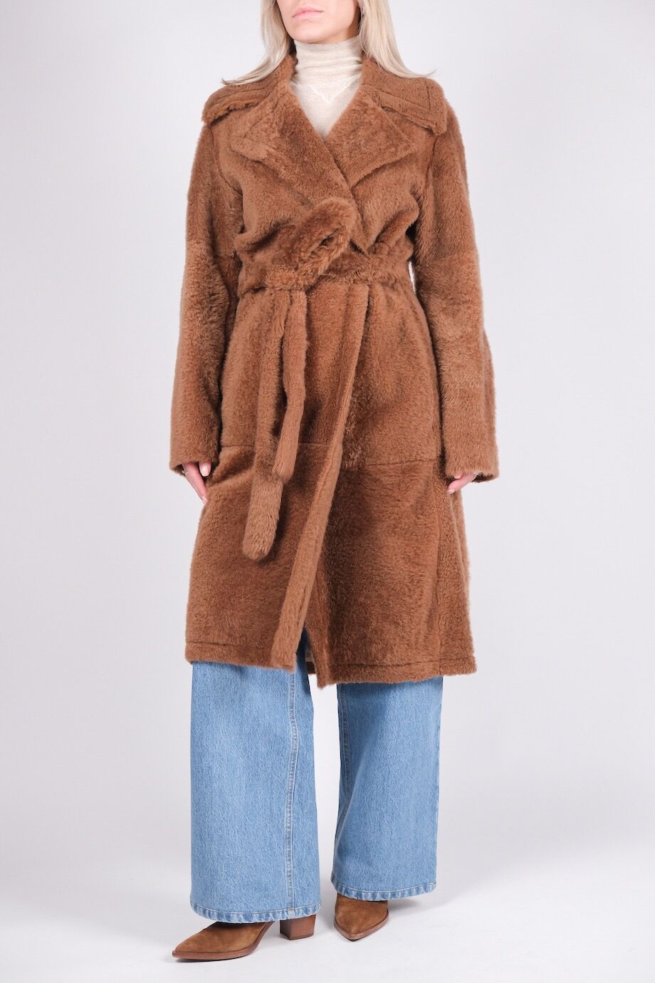 image 1 Меховое пальто коричневого цвета с поясом