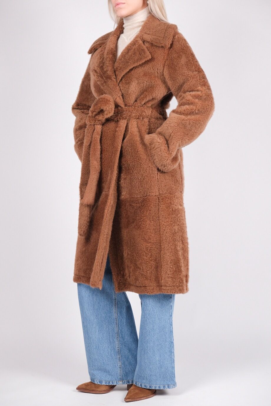 image 2 Меховое пальто коричневого цвета с поясом