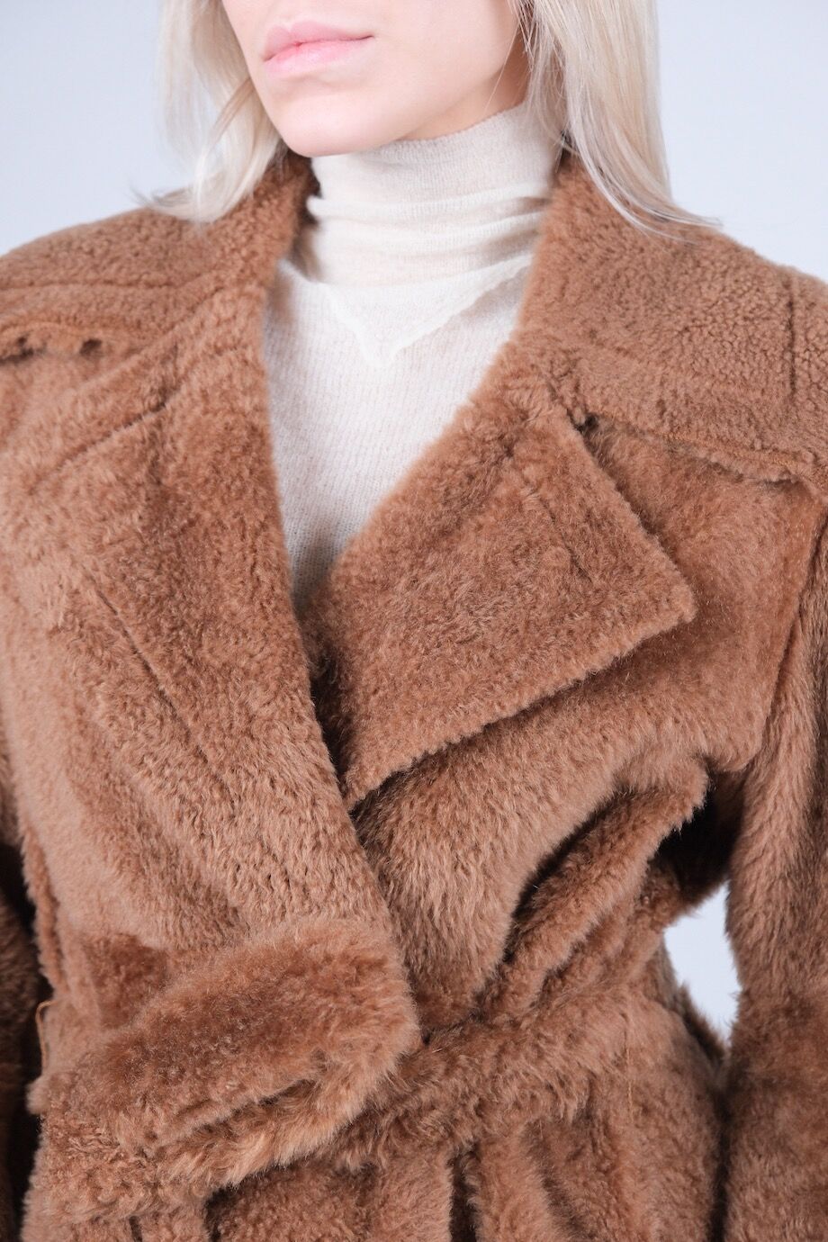 image 4 Меховое пальто коричневого цвета с поясом