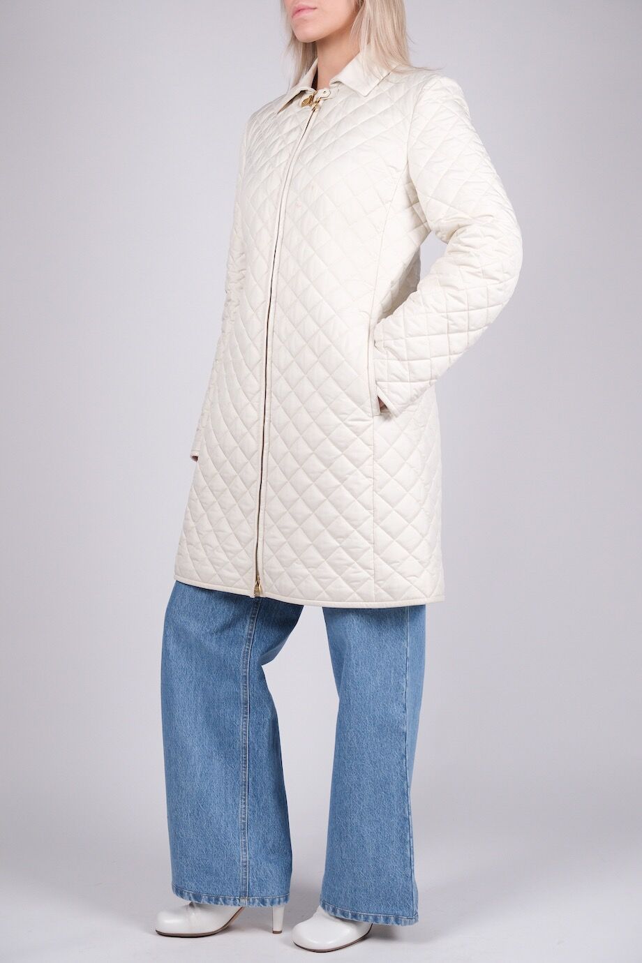 image 2 Стеганое пальто молочного цвета с кожаным воротничком