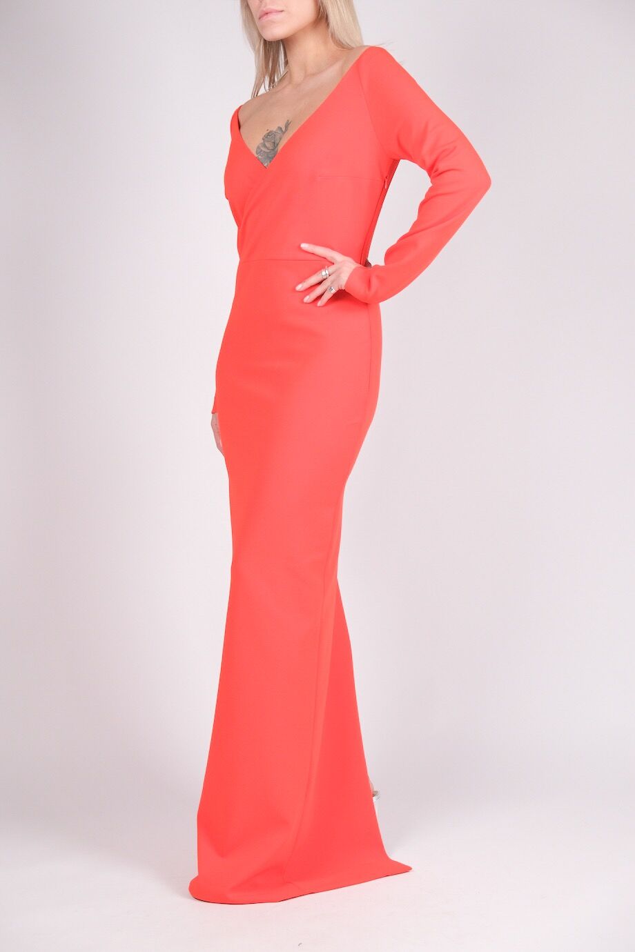 image 2 Платье в пол ярко-красного цвета с декольте