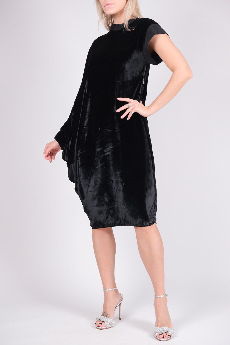 image 2 Платье асимметричного кроя из велюра чёрного цвета