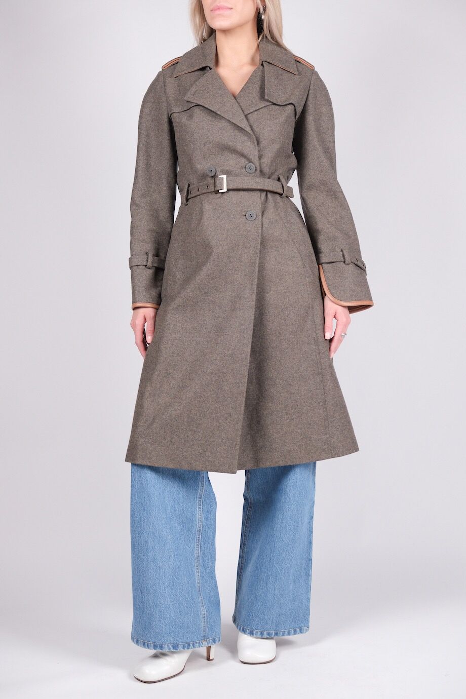 image 1 Двубортное пальто серого цвета с кожаными вставками