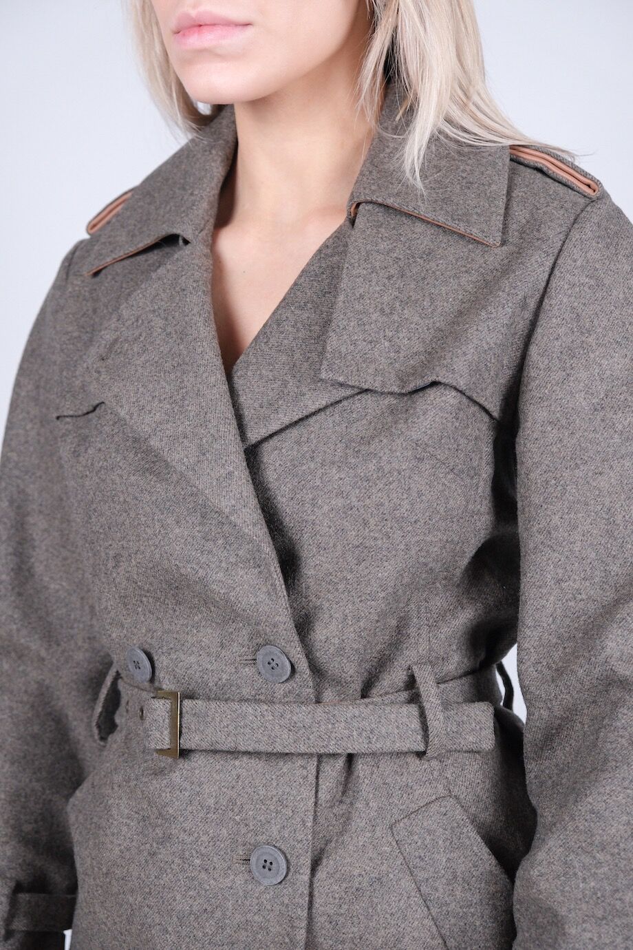 image 4 Двубортное пальто серого цвета с кожаными вставками