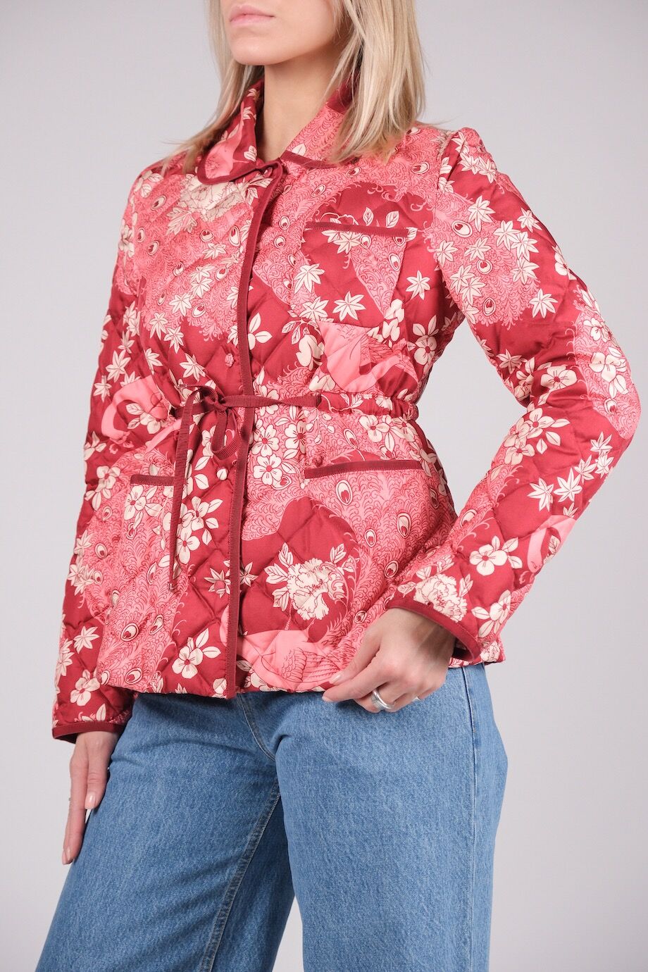 image 2 Куртка красного цвета с цветочным принтом